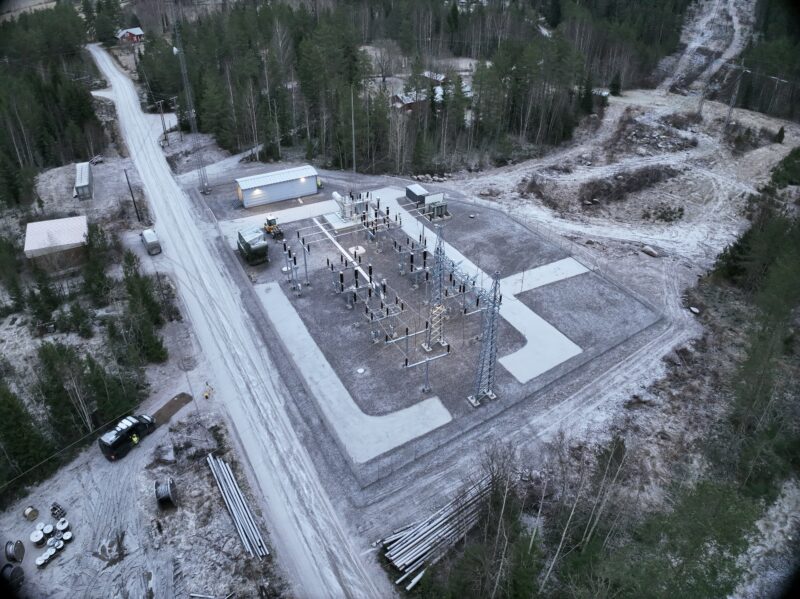 Ilmakuva saneeratusta Suurmiehikkälän sähköasemasta. Uudistettu sähköasema sisältää uuden 110 kV:n kytkinlaitoksen ja sähköasemarakennuksen, ja se parantaa alueen sähkönjakelun käyttövarmuutta pitkälle tulevaisuuteen.